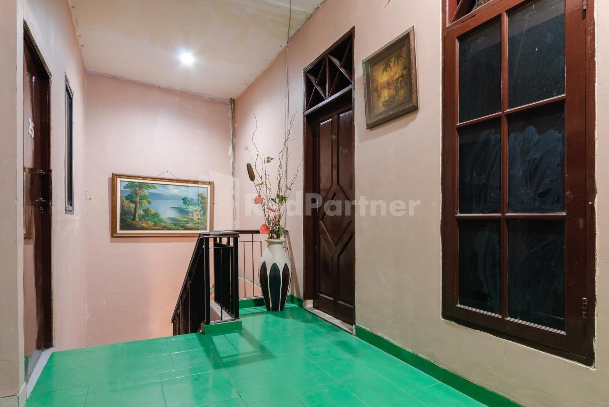 Sr Residence Near Mall Ciputra Cibubur Mitra Reddoorz Bekasi Exterior photo