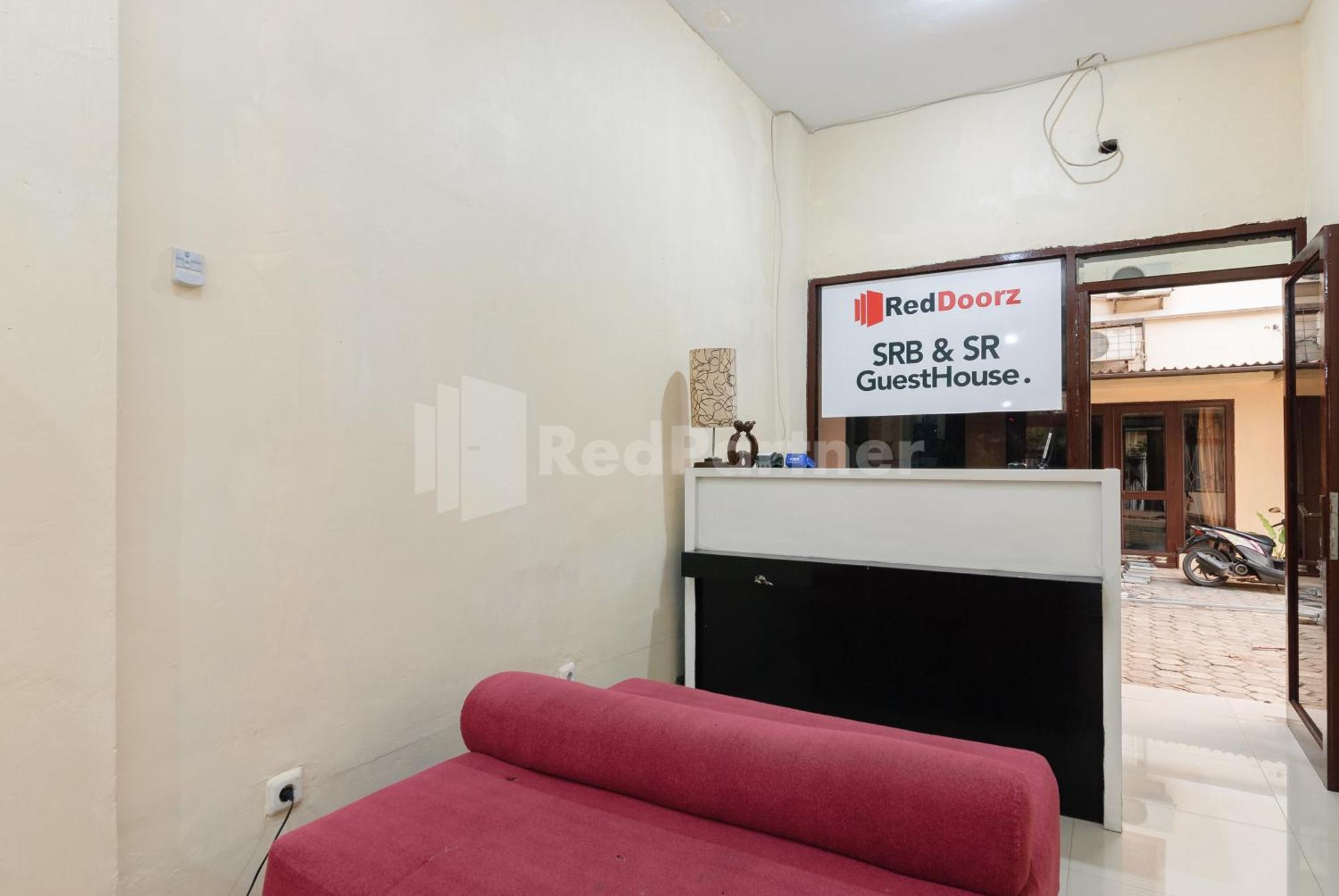 Sr Residence Near Mall Ciputra Cibubur Mitra Reddoorz Bekasi Exterior photo